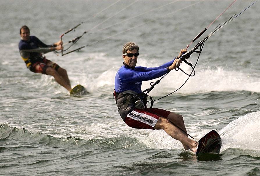 John Kerry preferisce il kite surf. (Ap)